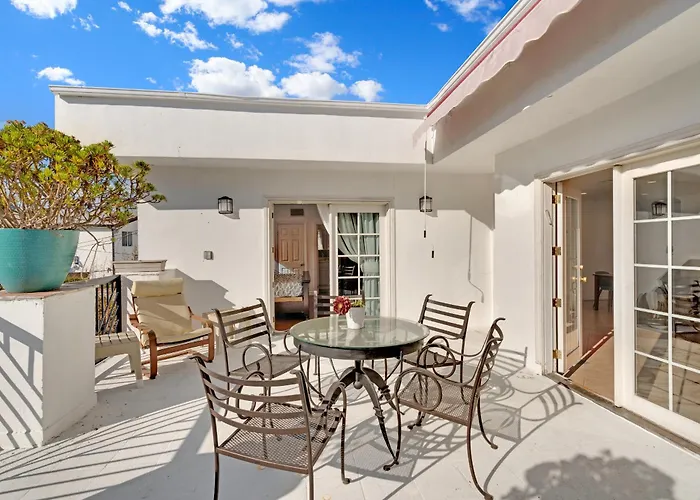 Luxury 3 Bed 3 Bath Home With View 5 Mins To Rodeo Drive Prime Location Wifi Parking Private Balcony