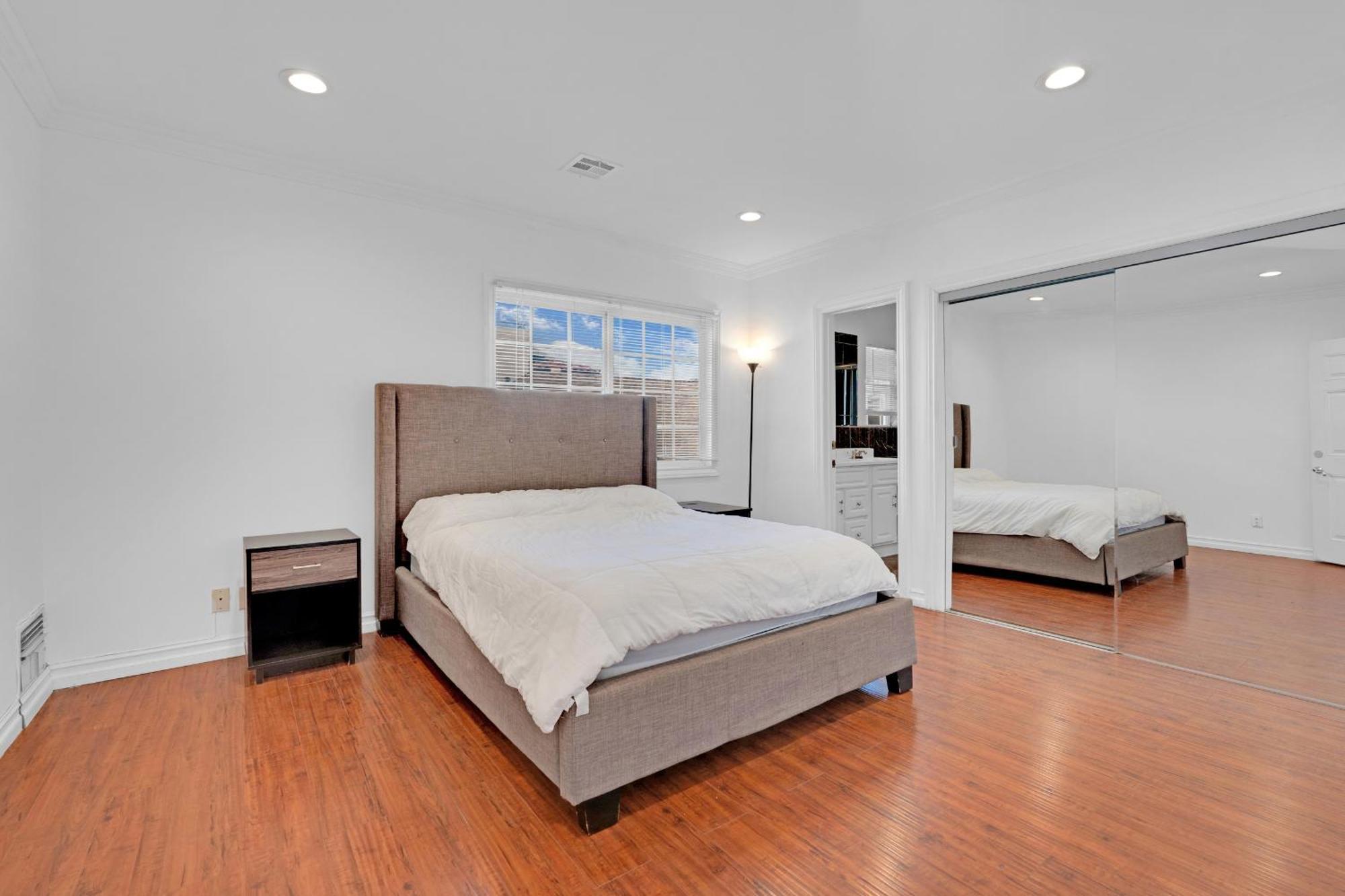 Luxury 3 Bed 3 Bath With View 5 Mins To Rodeo Drive Prime Location Wifi Parking Private Balcony Los Angeles