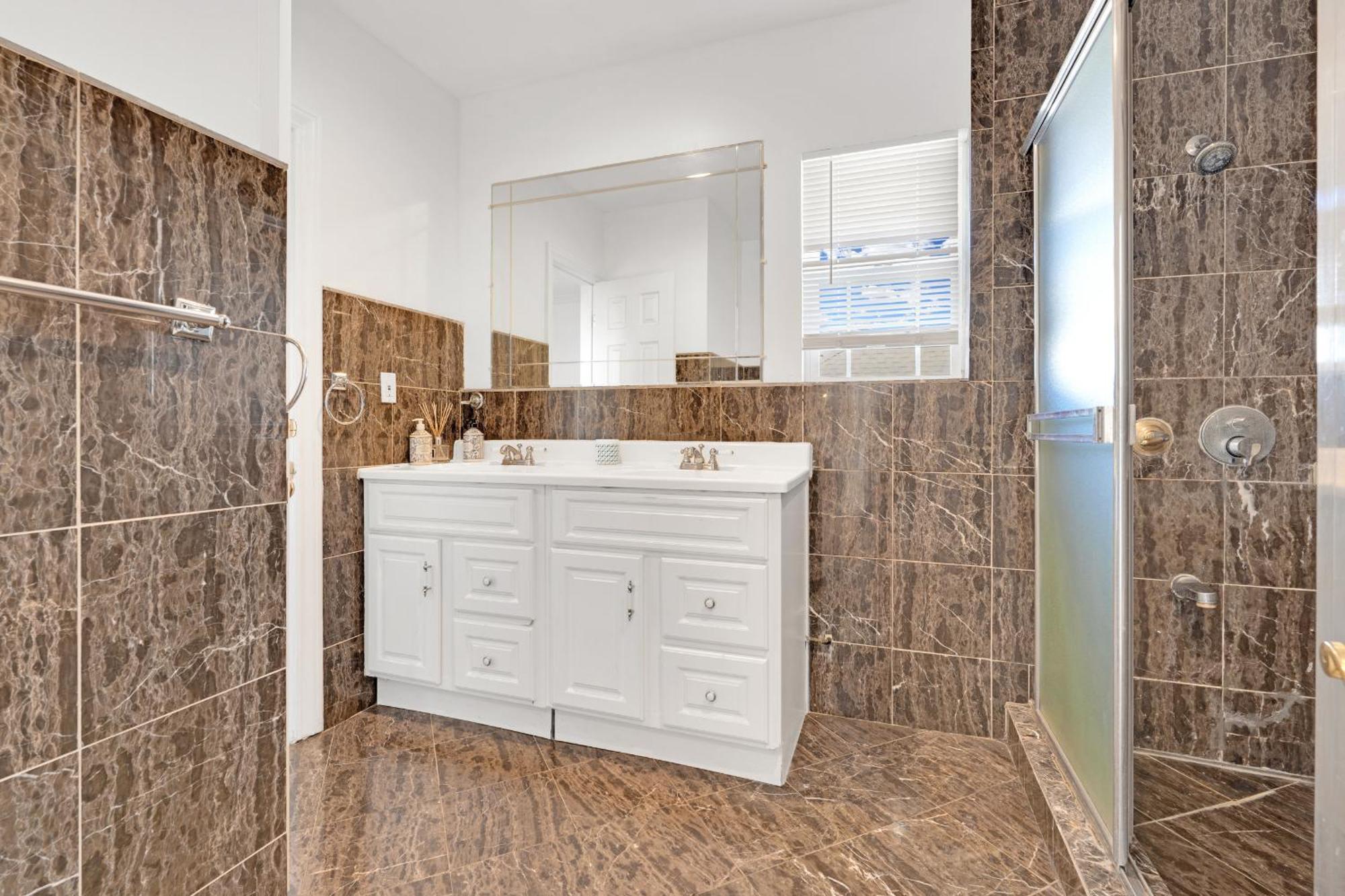 Luxury 3 Bed 3 Bath With View 5 Mins To Rodeo Drive Prime Location Wifi Parking Private Balcony Appartamento Los Angeles