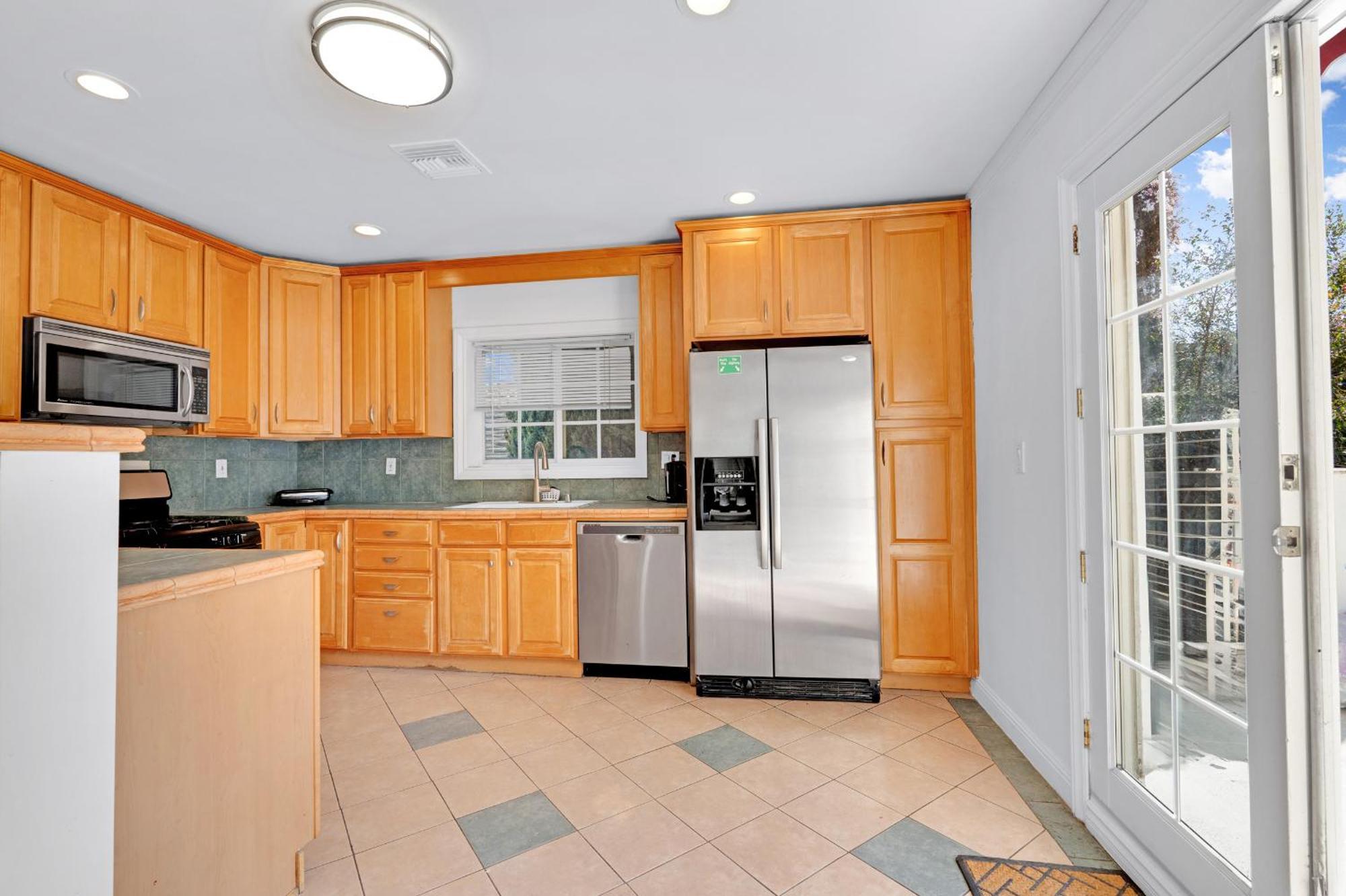 Luxury 3 Bed 3 Bath With View 5 Mins To Rodeo Drive Prime Location Wifi Parking Private Balcony *