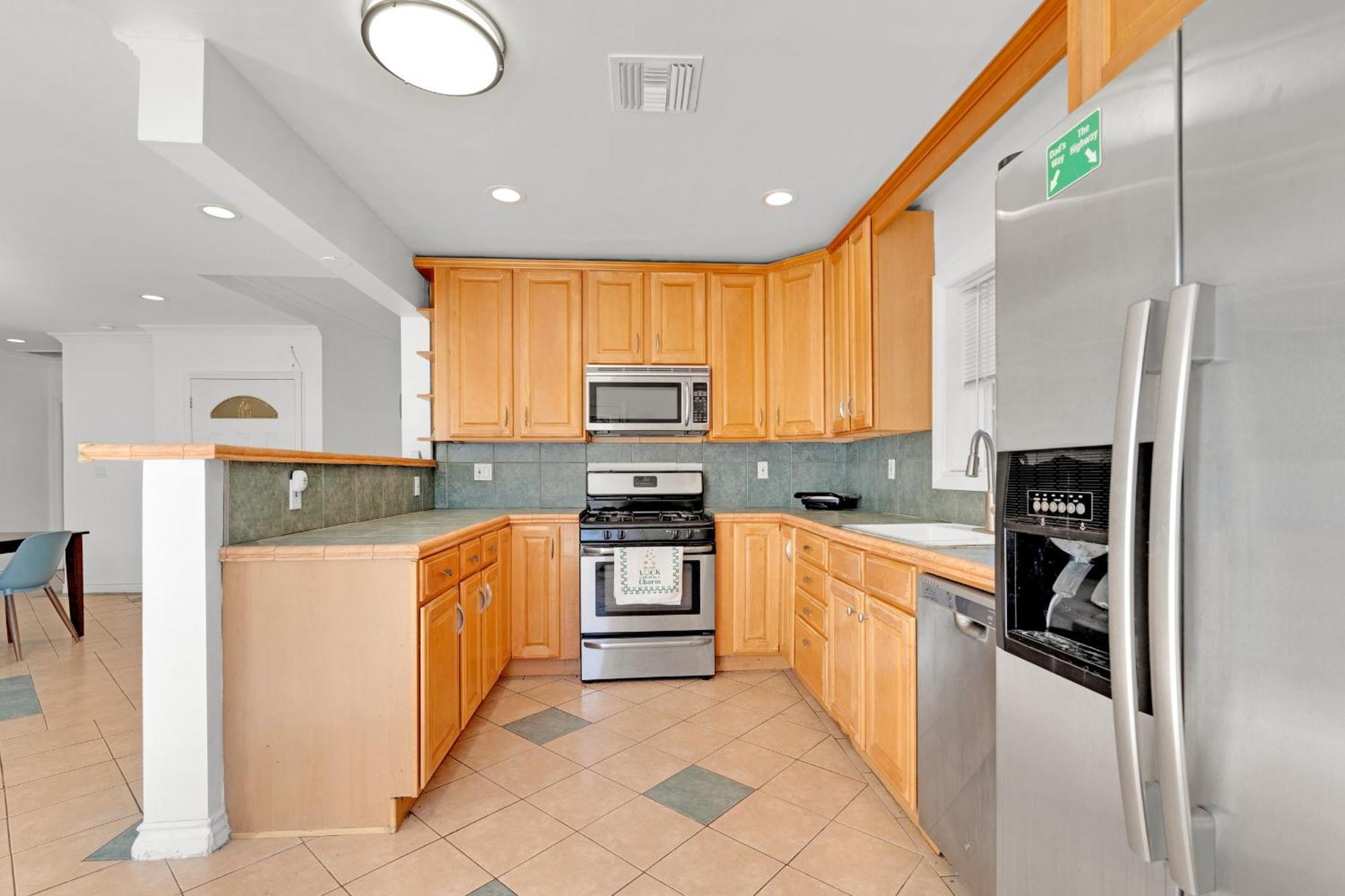 Luxury 3 Bed 3 Bath With View 5 Mins To Rodeo Drive Prime Location Wifi Parking Private Balcony Appartamento Los Angeles