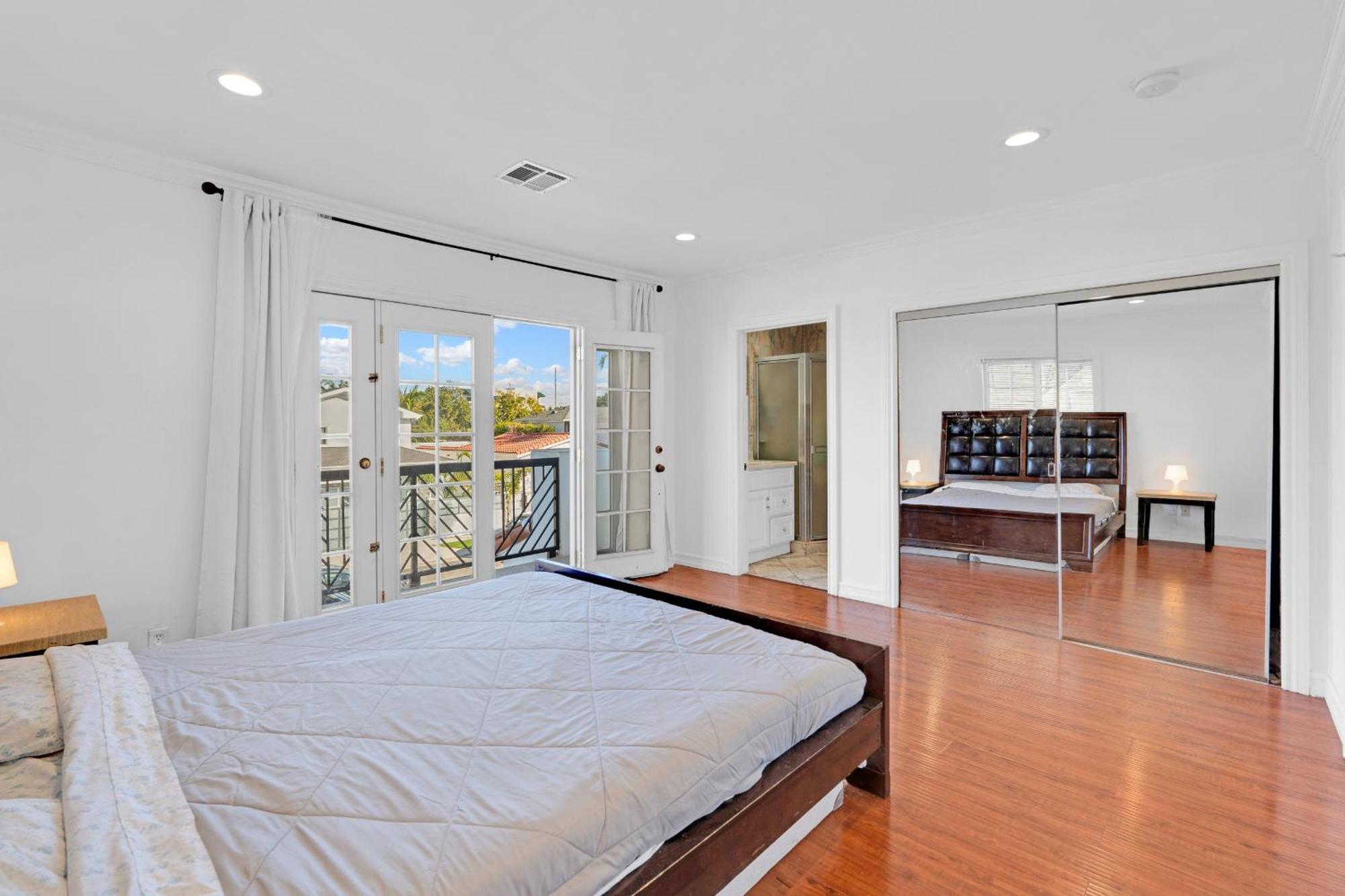 Luxury 3 Bed 3 Bath With View 5 Mins To Rodeo Drive Prime Location Wifi Parking Private Balcony Appartamento Los Angeles